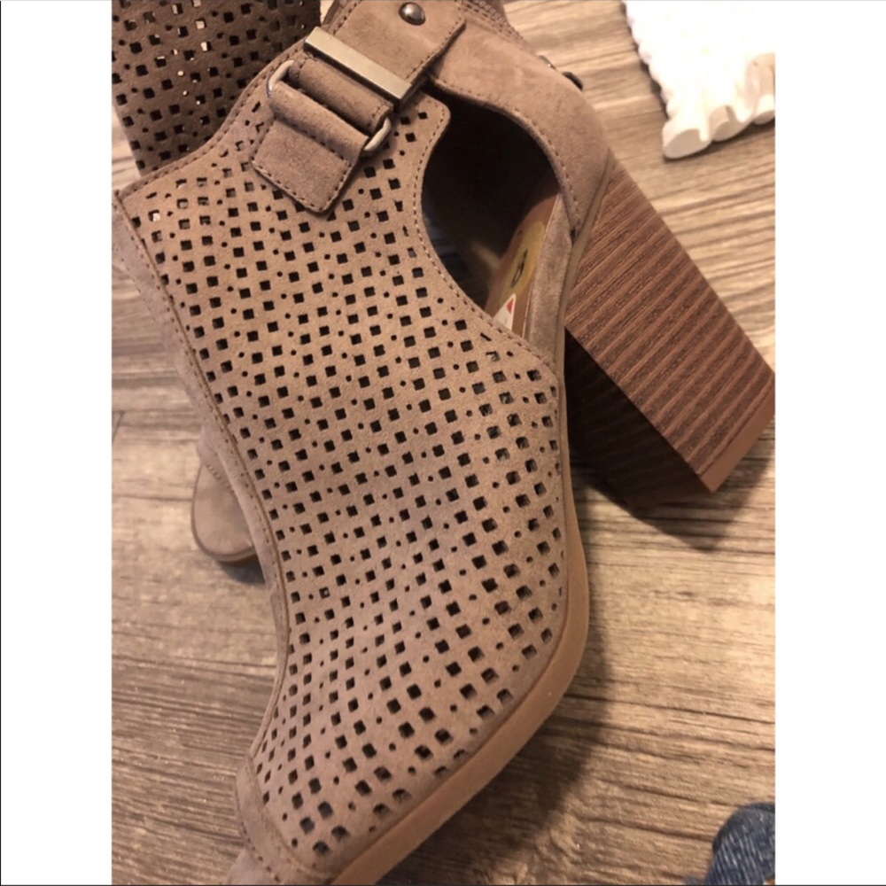 Open toed ankle boot heels 🤍